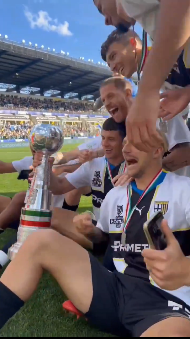 Cum au fost surprinși Dennis Man și Valentin Mihăilă la ”fiesta” Parmei după promovarea în Serie A_47