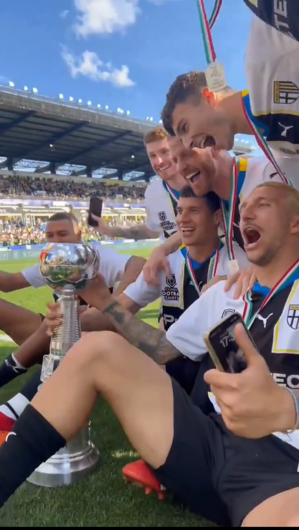 Cum au fost surprinși Dennis Man și Valentin Mihăilă la ”fiesta” Parmei după promovarea în Serie A_48