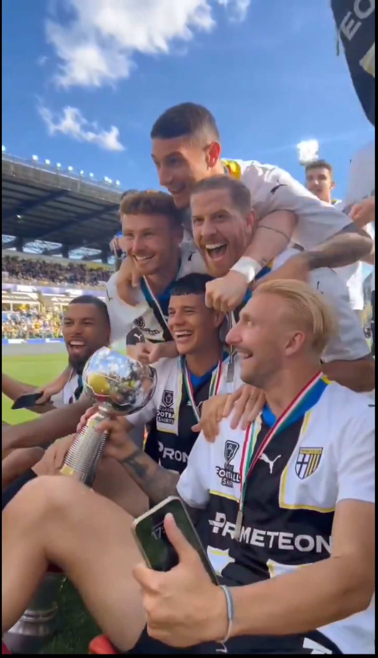 Cum au fost surprinși Dennis Man și Valentin Mihăilă la ”fiesta” Parmei după promovarea în Serie A_49