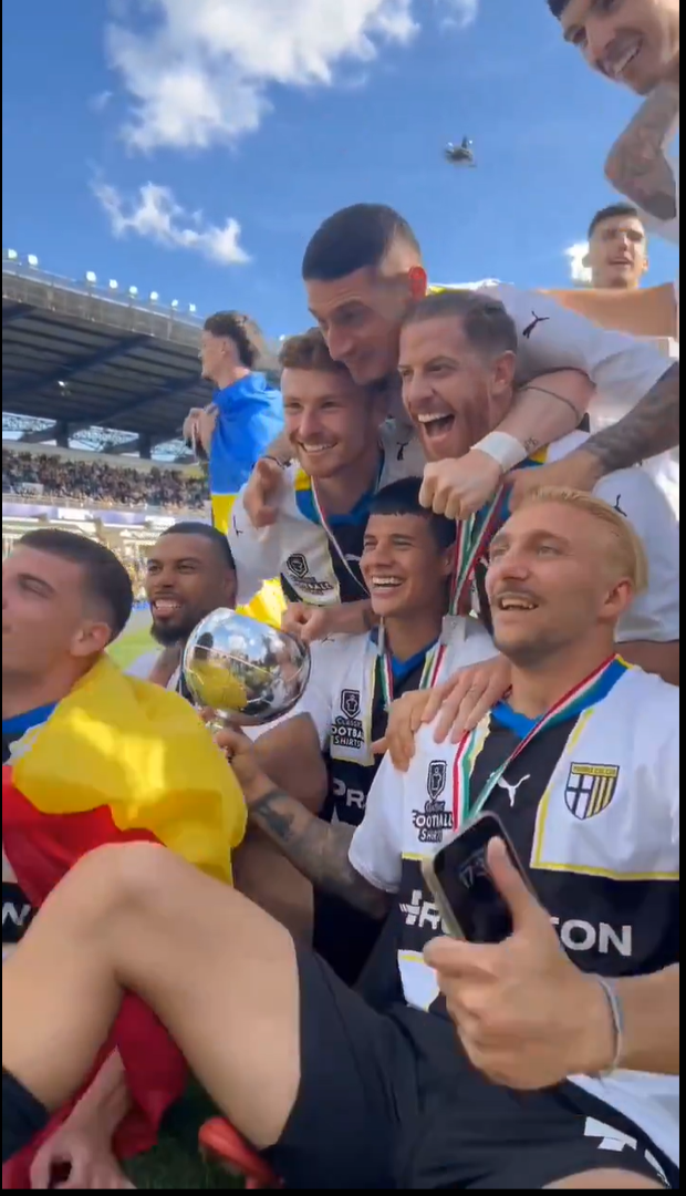 Cum au fost surprinși Dennis Man și Valentin Mihăilă la ”fiesta” Parmei după promovarea în Serie A_50