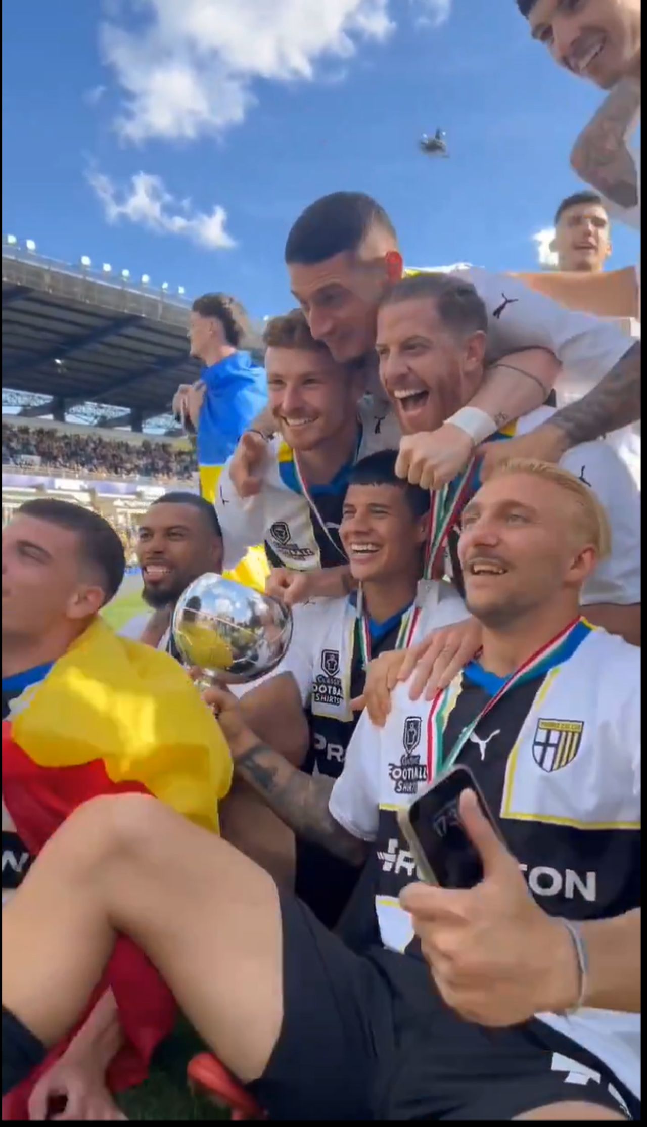 Cum au fost surprinși Dennis Man și Valentin Mihăilă la ”fiesta” Parmei după promovarea în Serie A_50