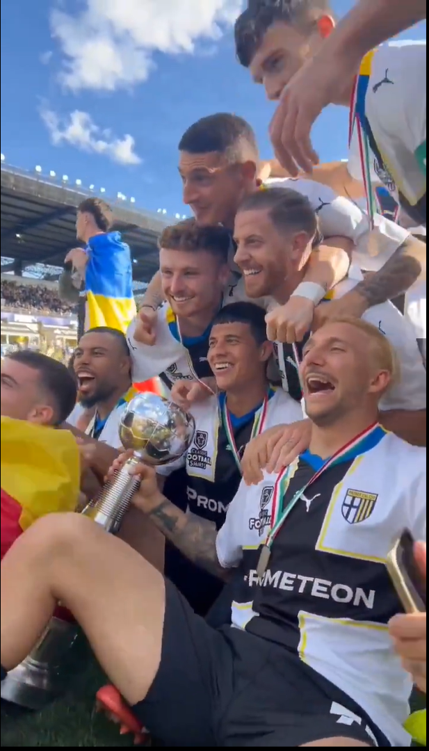 Cum au fost surprinși Dennis Man și Valentin Mihăilă la ”fiesta” Parmei după promovarea în Serie A_51