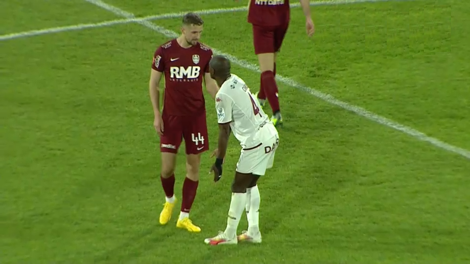 Rapid a cerut penalty după ce Camora i-a rupt gheata lui Braun, dar arbitrul a lăsat jocul să continue! Verdictul specialistului