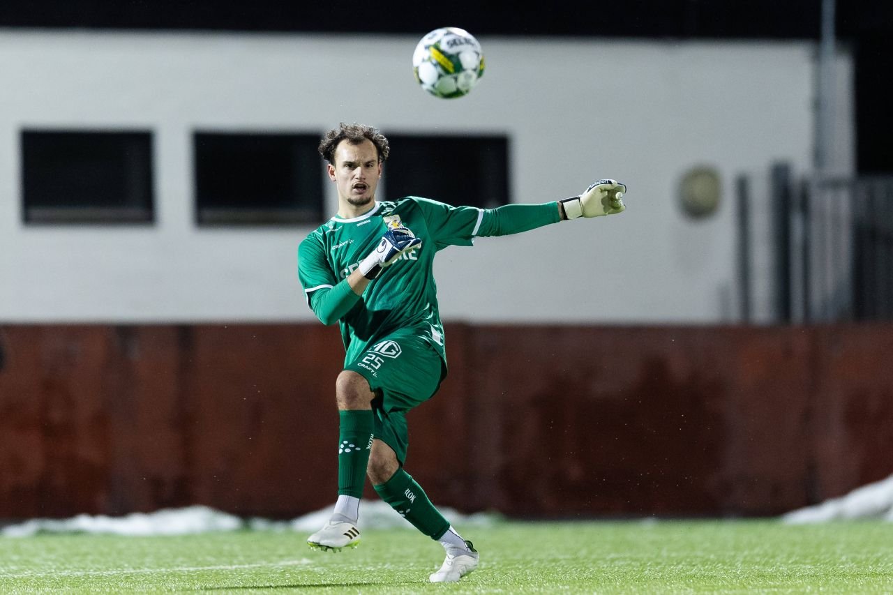 Ștefan, românul de 18 ani neconvocat de FRF și devenit căpitanul naționalei Suediei, este integralist și MVP la IFK Goteborg, singura echipă scandinavă cu trofeu european!_21