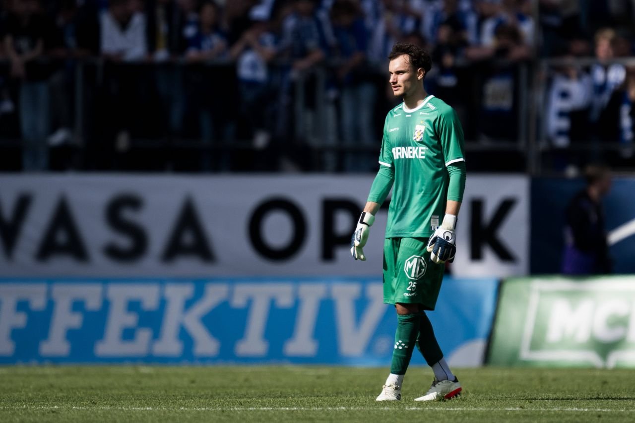 Ștefan, românul de 18 ani neconvocat de FRF și devenit căpitanul naționalei Suediei, este integralist și MVP la IFK Goteborg, singura echipă scandinavă cu trofeu european!_4