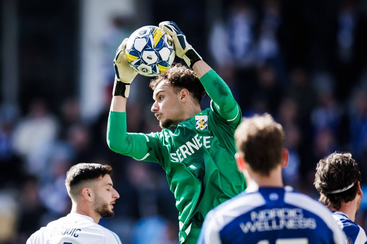 Ștefan, românul de 18 ani neconvocat de FRF și devenit căpitanul naționalei Suediei, este integralist și MVP la IFK Goteborg, singura echipă scandinavă cu trofeu european!_5