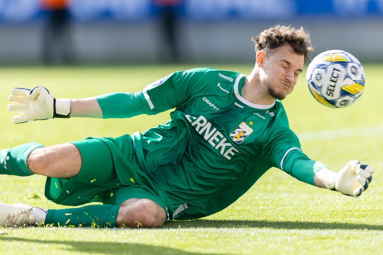 Ștefan, românul de 18 ani neconvocat de FRF și devenit căpitanul naționalei Suediei, este integralist și MVP la IFK Goteborg, singura echipă scandinavă cu trofeu european!_7