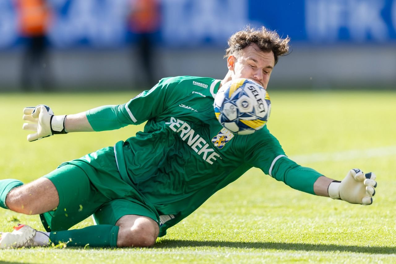 Ștefan, românul de 18 ani neconvocat de FRF și devenit căpitanul naționalei Suediei, este integralist și MVP la IFK Goteborg, singura echipă scandinavă cu trofeu european!_8