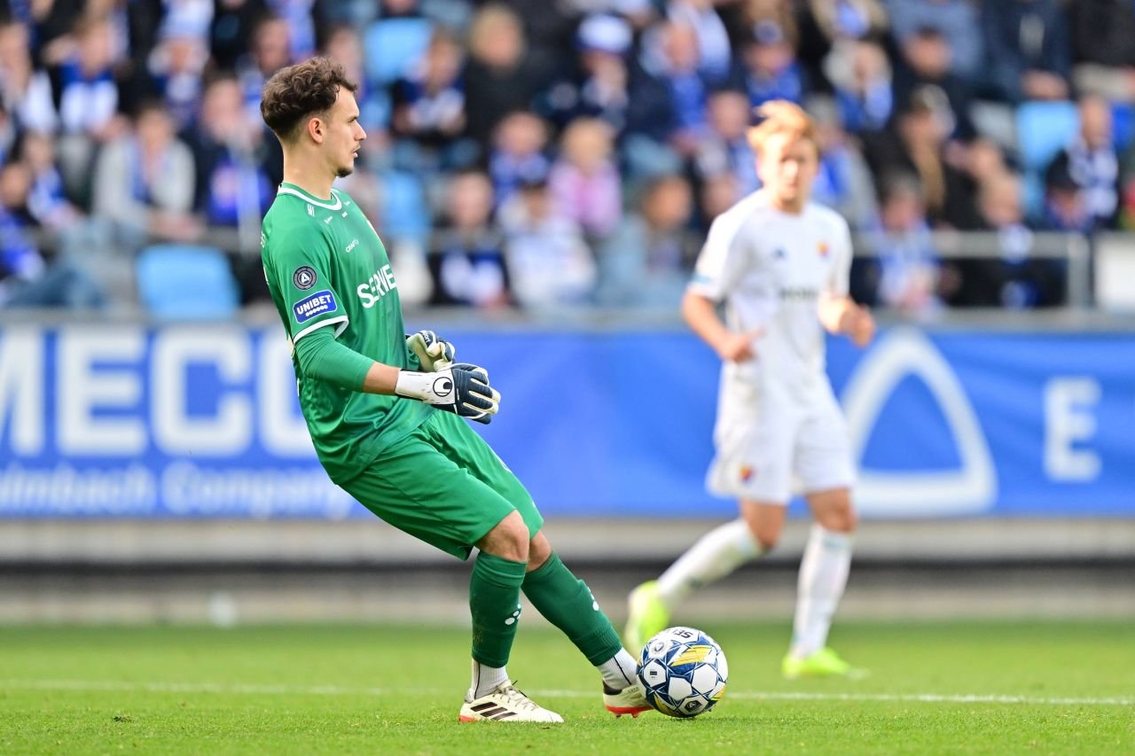 Ștefan, românul de 18 ani neconvocat de FRF și devenit căpitanul naționalei Suediei, este integralist și MVP la IFK Goteborg, singura echipă scandinavă cu trofeu european!_9