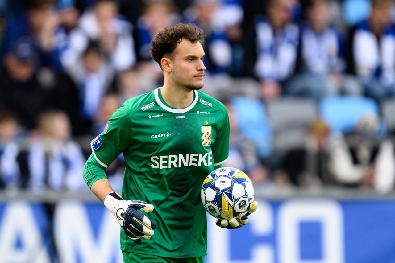 Ștefan, românul de 18 ani neconvocat de FRF și devenit căpitanul naționalei Suediei, este integralist și MVP la IFK Goteborg, singura echipă scandinavă cu trofeu european!_11