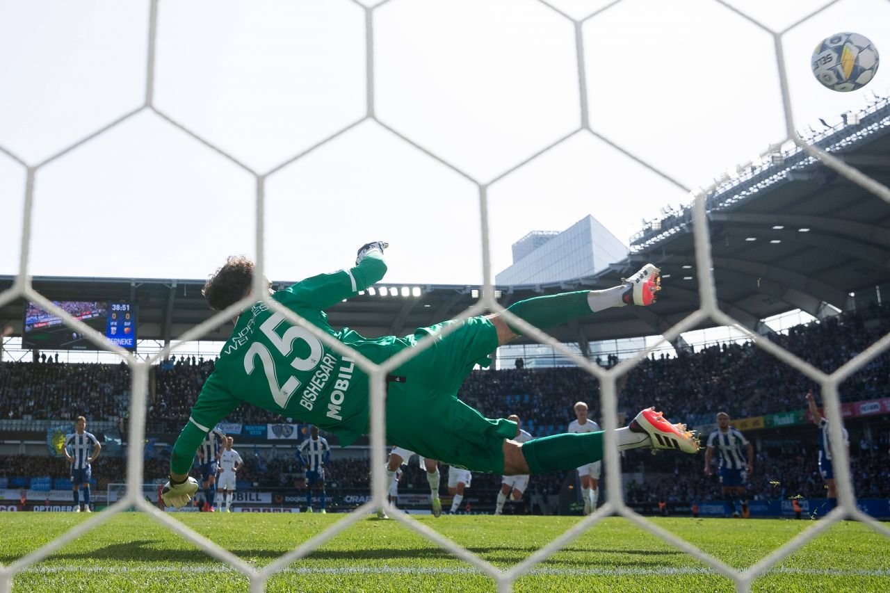 Ștefan, românul de 18 ani neconvocat de FRF și devenit căpitanul naționalei Suediei, este integralist și MVP la IFK Goteborg, singura echipă scandinavă cu trofeu european!_12