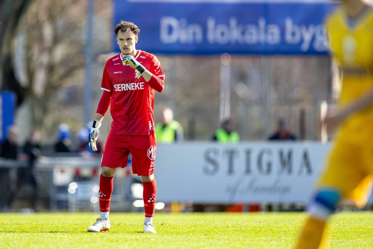 Ștefan, românul de 18 ani neconvocat de FRF și devenit căpitanul naționalei Suediei, este integralist și MVP la IFK Goteborg, singura echipă scandinavă cu trofeu european!_13