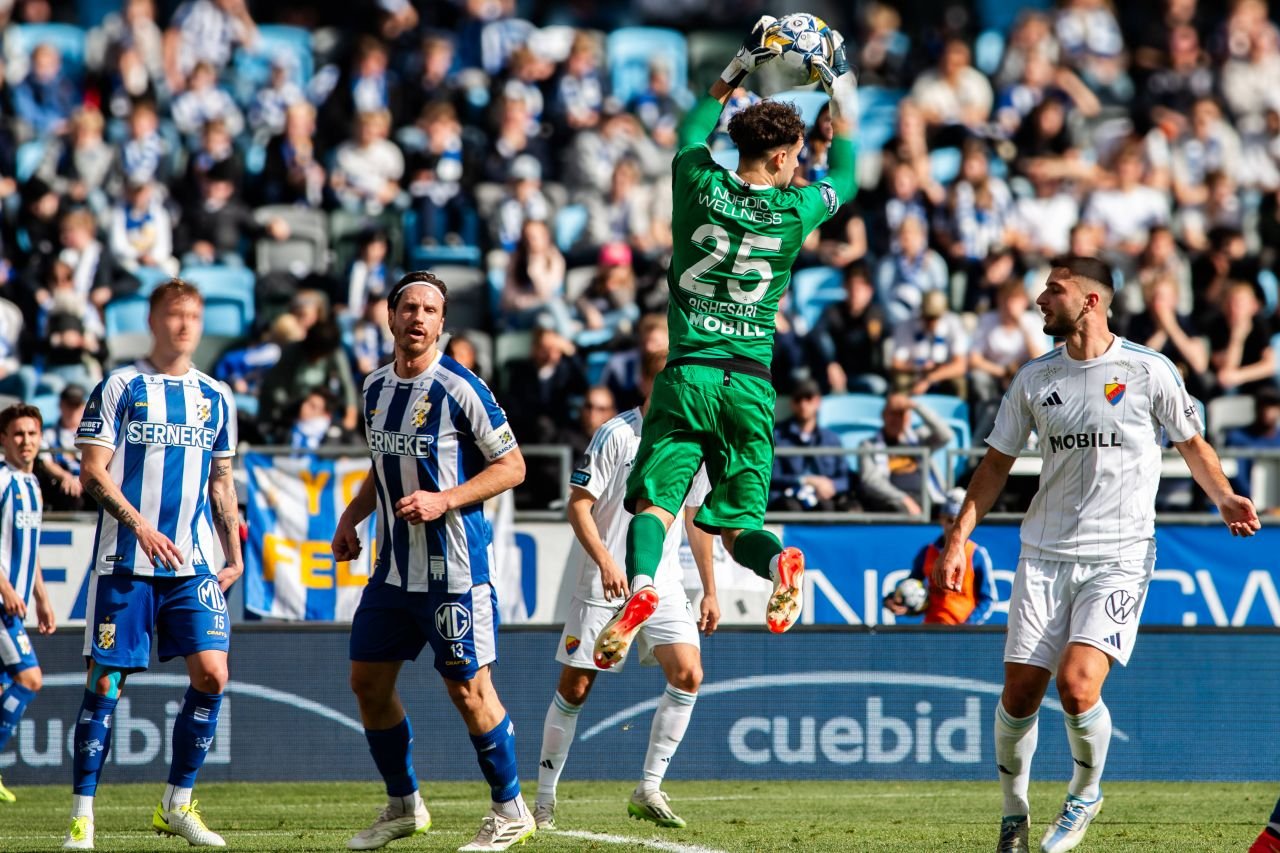 Ștefan, românul de 18 ani neconvocat de FRF și devenit căpitanul naționalei Suediei, este integralist și MVP la IFK Goteborg, singura echipă scandinavă cu trofeu european!_17