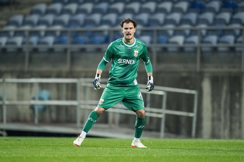 Ștefan, românul de 18 ani neconvocat de FRF și devenit căpitanul naționalei Suediei, este integralist și MVP la IFK Goteborg, singura echipă scandinavă cu trofeu european!_19