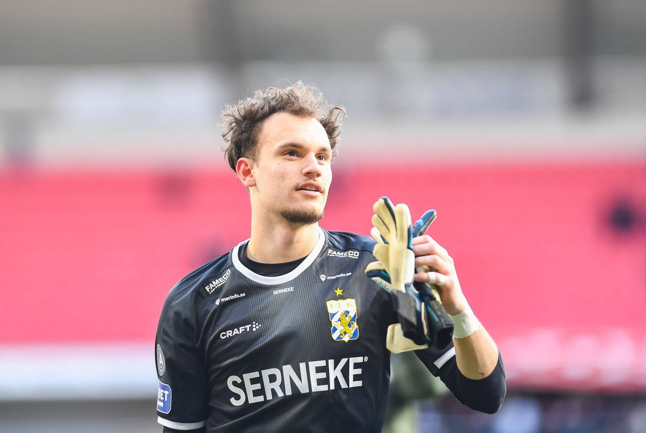 Ștefan, românul de 18 ani neconvocat de FRF și devenit căpitanul naționalei Suediei, este integralist și MVP la IFK Goteborg, singura echipă scandinavă cu trofeu european!_24