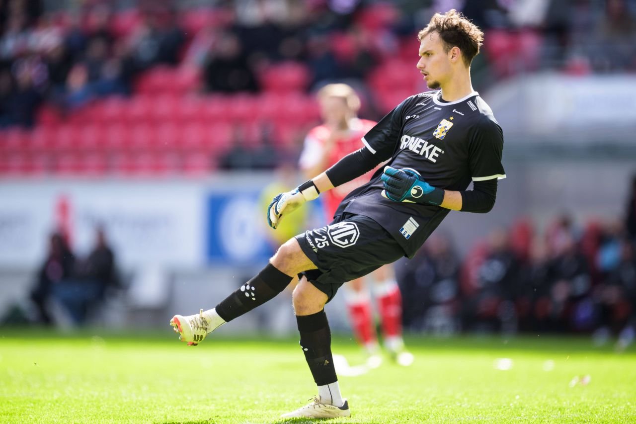 Ștefan, românul de 18 ani neconvocat de FRF și devenit căpitanul naționalei Suediei, este integralist și MVP la IFK Goteborg, singura echipă scandinavă cu trofeu european!_25
