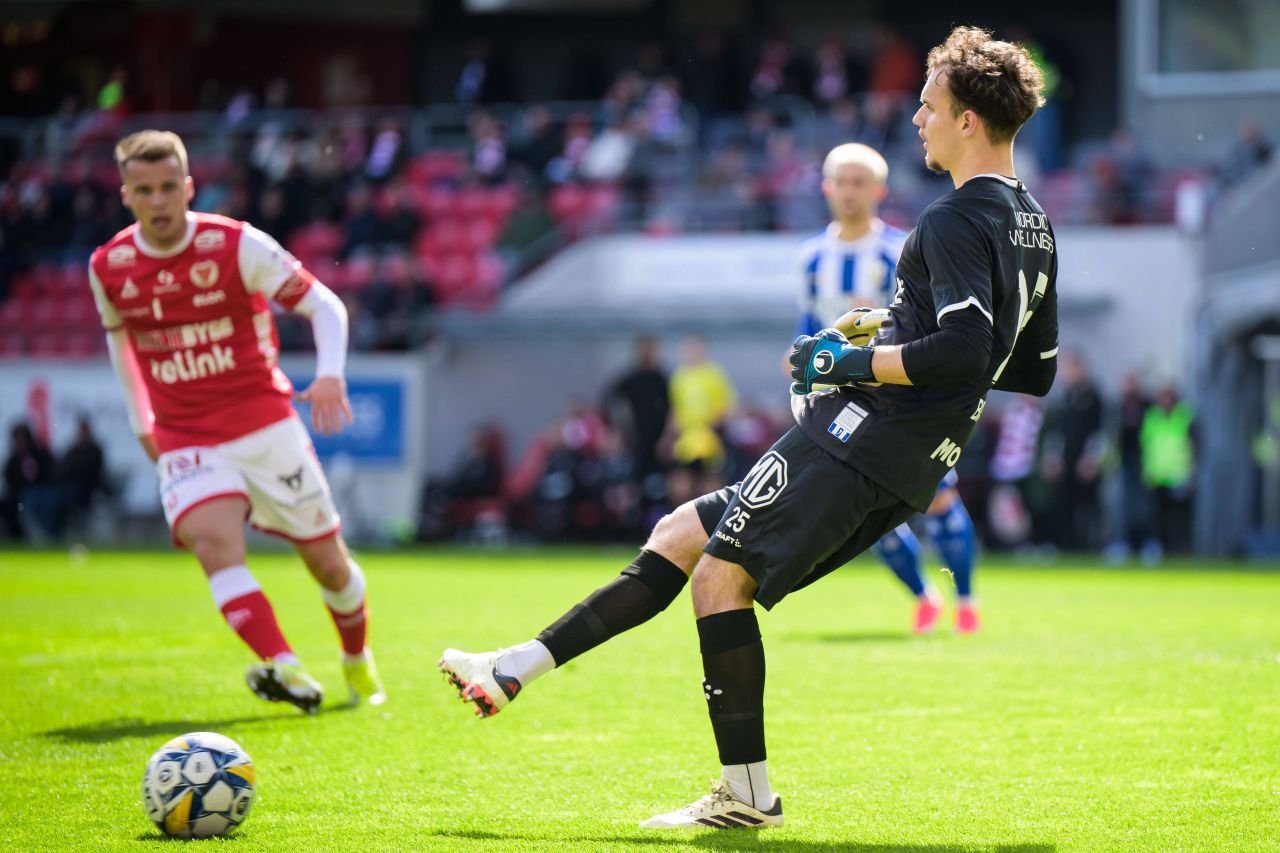 Ștefan, românul de 18 ani neconvocat de FRF și devenit căpitanul naționalei Suediei, este integralist și MVP la IFK Goteborg, singura echipă scandinavă cu trofeu european!_26