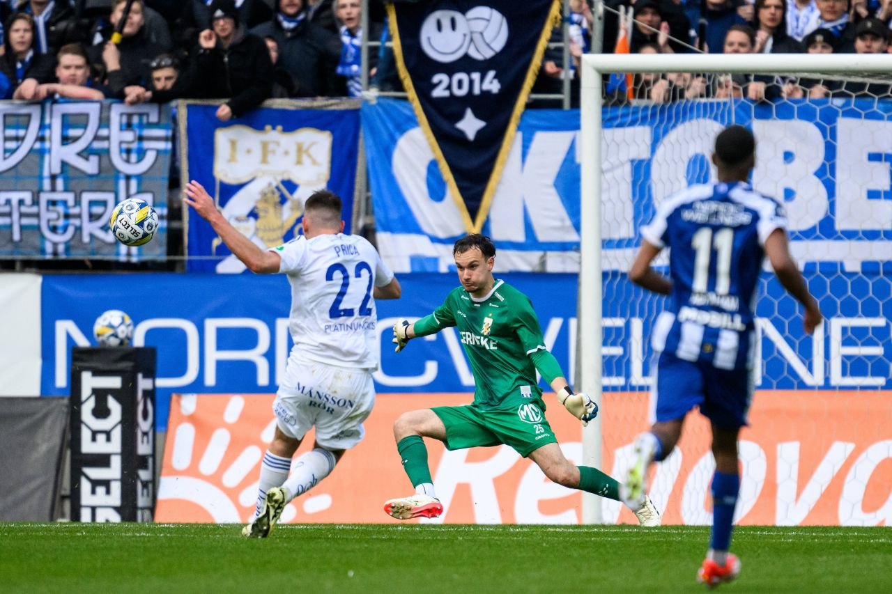 Ștefan, românul de 18 ani neconvocat de FRF și devenit căpitanul naționalei Suediei, este integralist și MVP la IFK Goteborg, singura echipă scandinavă cu trofeu european!_27