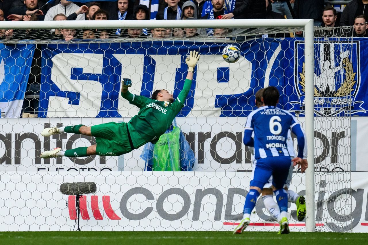 Ștefan, românul de 18 ani neconvocat de FRF și devenit căpitanul naționalei Suediei, este integralist și MVP la IFK Goteborg, singura echipă scandinavă cu trofeu european!_28