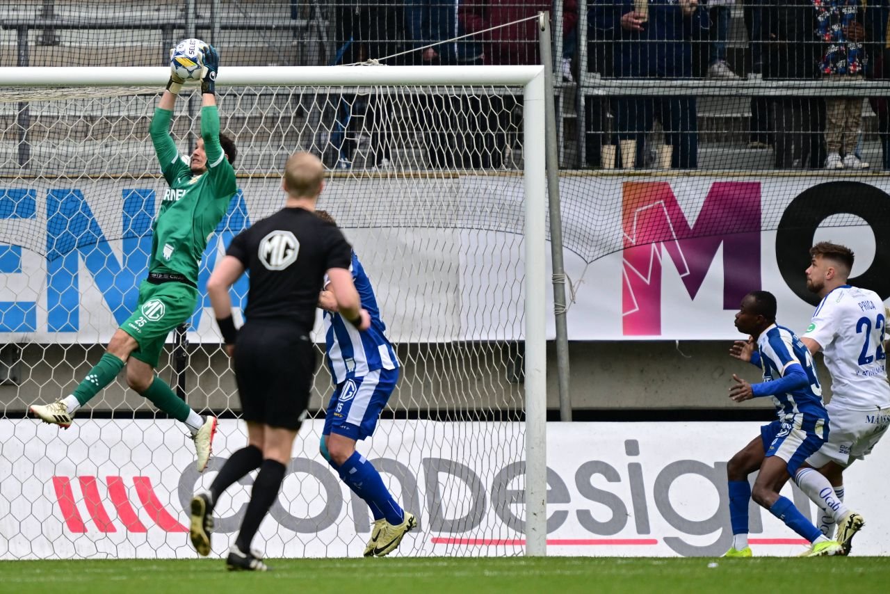 Ștefan, românul de 18 ani neconvocat de FRF și devenit căpitanul naționalei Suediei, este integralist și MVP la IFK Goteborg, singura echipă scandinavă cu trofeu european!_33