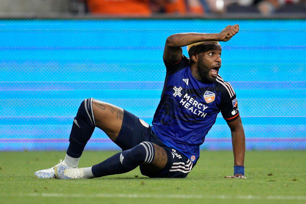 Unul dintre cei mai buni atacanți din MLS, cu maxilarul fracturat după ce s-a luat de un boxer într-un club de noapte! _6