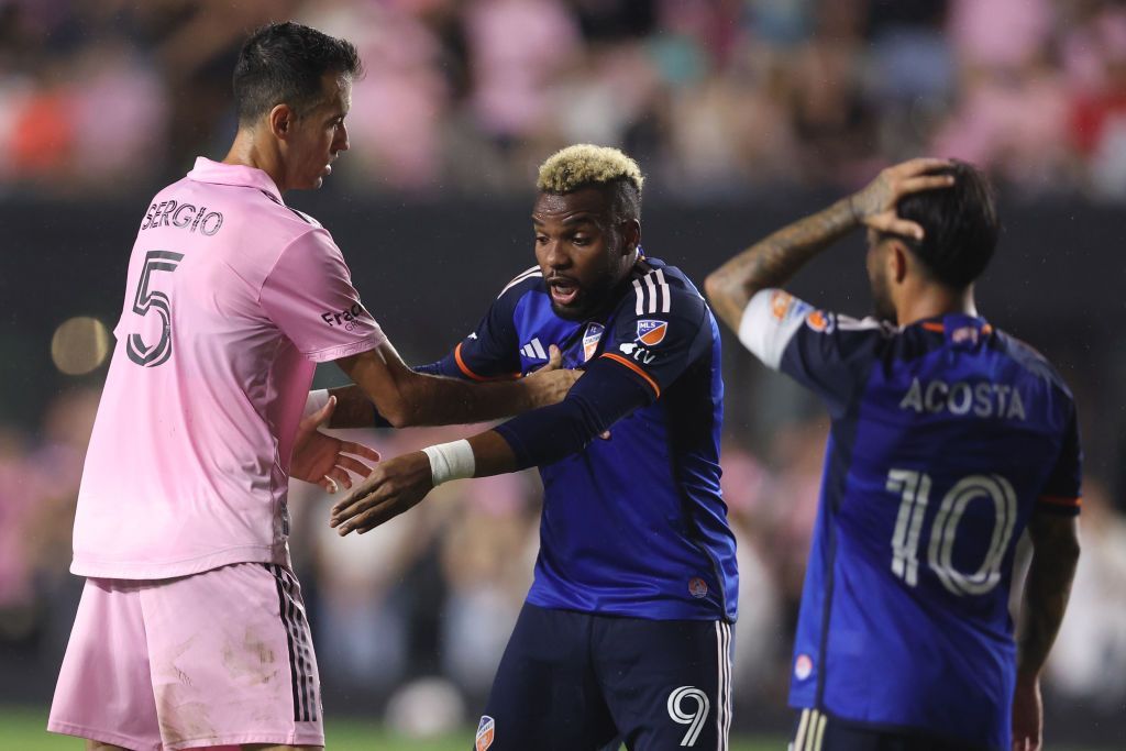 Unul dintre cei mai buni atacanți din MLS, cu maxilarul fracturat după ce s-a luat de un boxer într-un club de noapte! _1