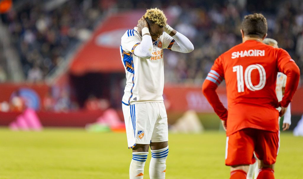 Unul dintre cei mai buni atacanți din MLS, cu maxilarul fracturat după ce s-a luat de un boxer într-un club de noapte! _10