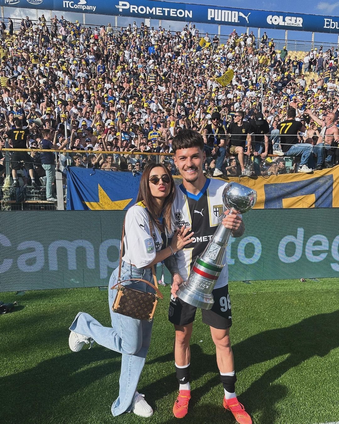 Dennis Man a petrecut alături de iubita sa promovarea în Serie A! Mesajul transmis de superba parteneră_14