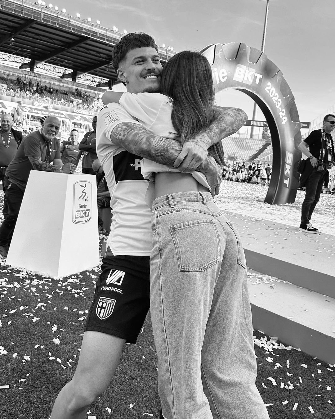 Dennis Man a petrecut alături de iubita sa promovarea în Serie A! Mesajul transmis de superba parteneră_16