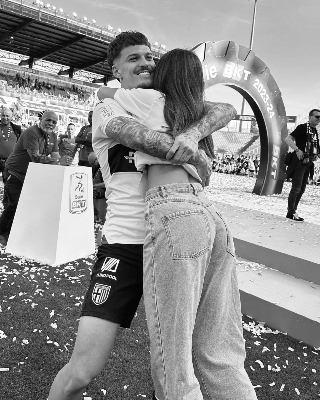 Dennis Man a petrecut alături de iubita sa promovarea în Serie A! Mesajul transmis de superba parteneră_16