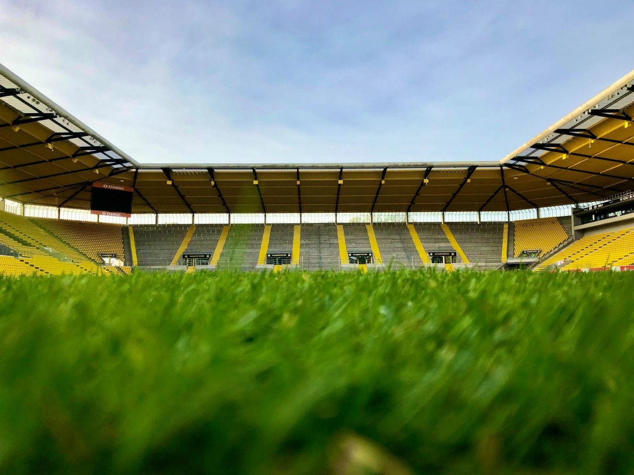 Un club din liga a patra germană a jucat cu peste 30.000 de spectatori toate meciurile de pe teren propriu!_2