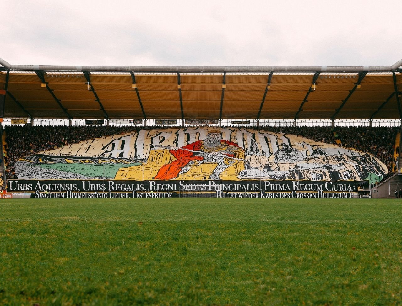 Un club din liga a patra germană a jucat cu peste 30.000 de spectatori toate meciurile de pe teren propriu!_3