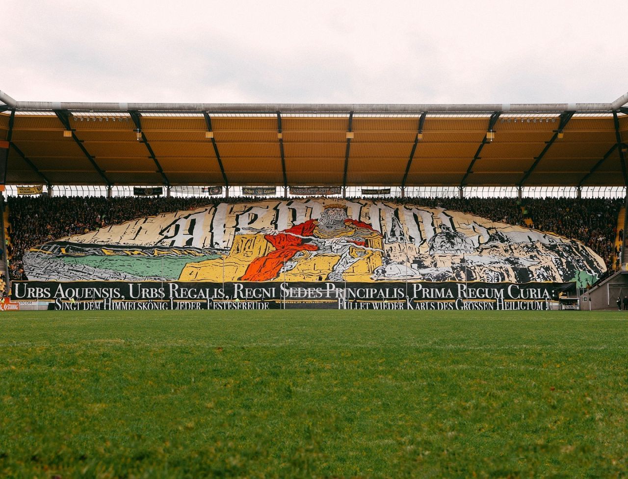 Un club din liga a patra germană a jucat cu peste 30.000 de spectatori toate meciurile de pe teren propriu!_3