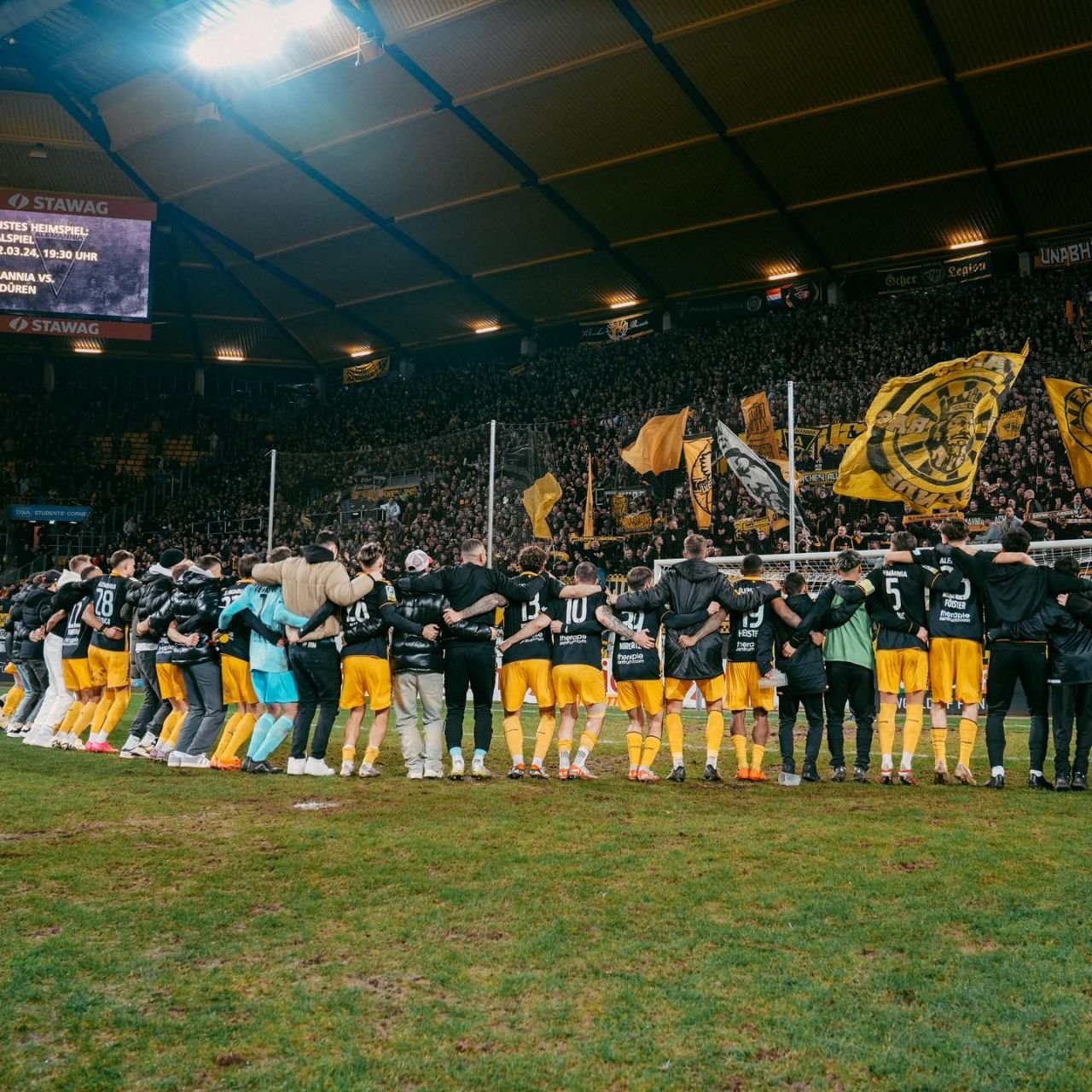 Un club din liga a patra germană a jucat cu peste 30.000 de spectatori toate meciurile de pe teren propriu!_4