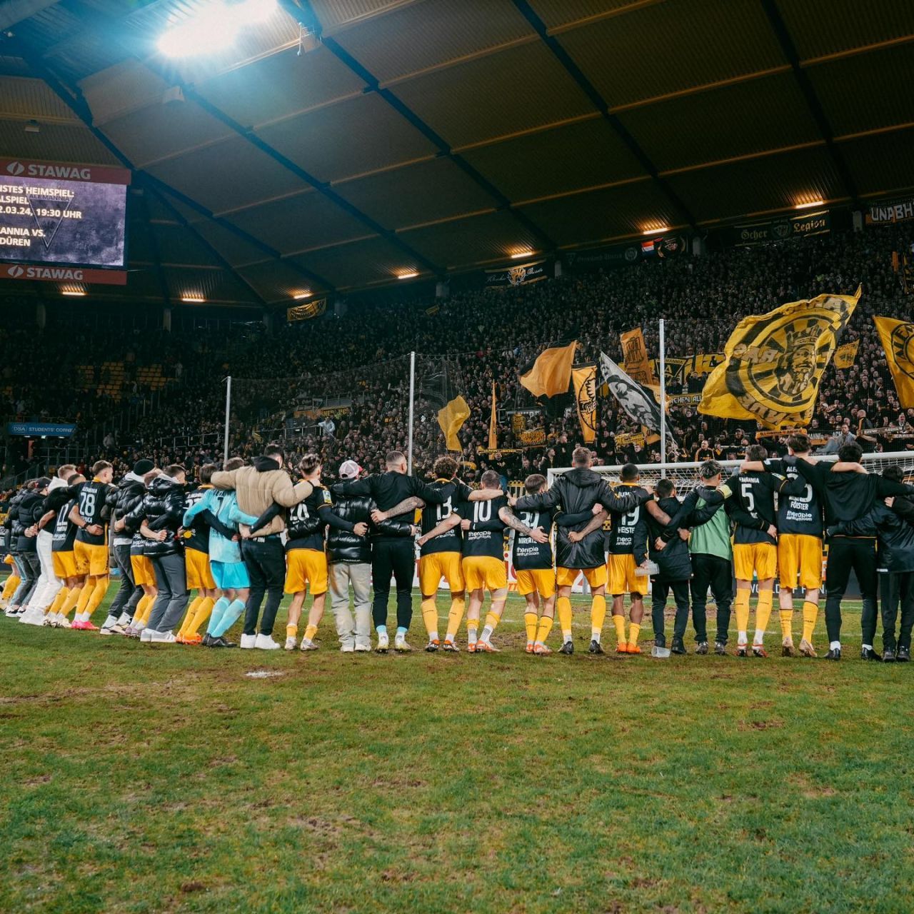 Un club din liga a patra germană a jucat cu peste 30.000 de spectatori toate meciurile de pe teren propriu!_4