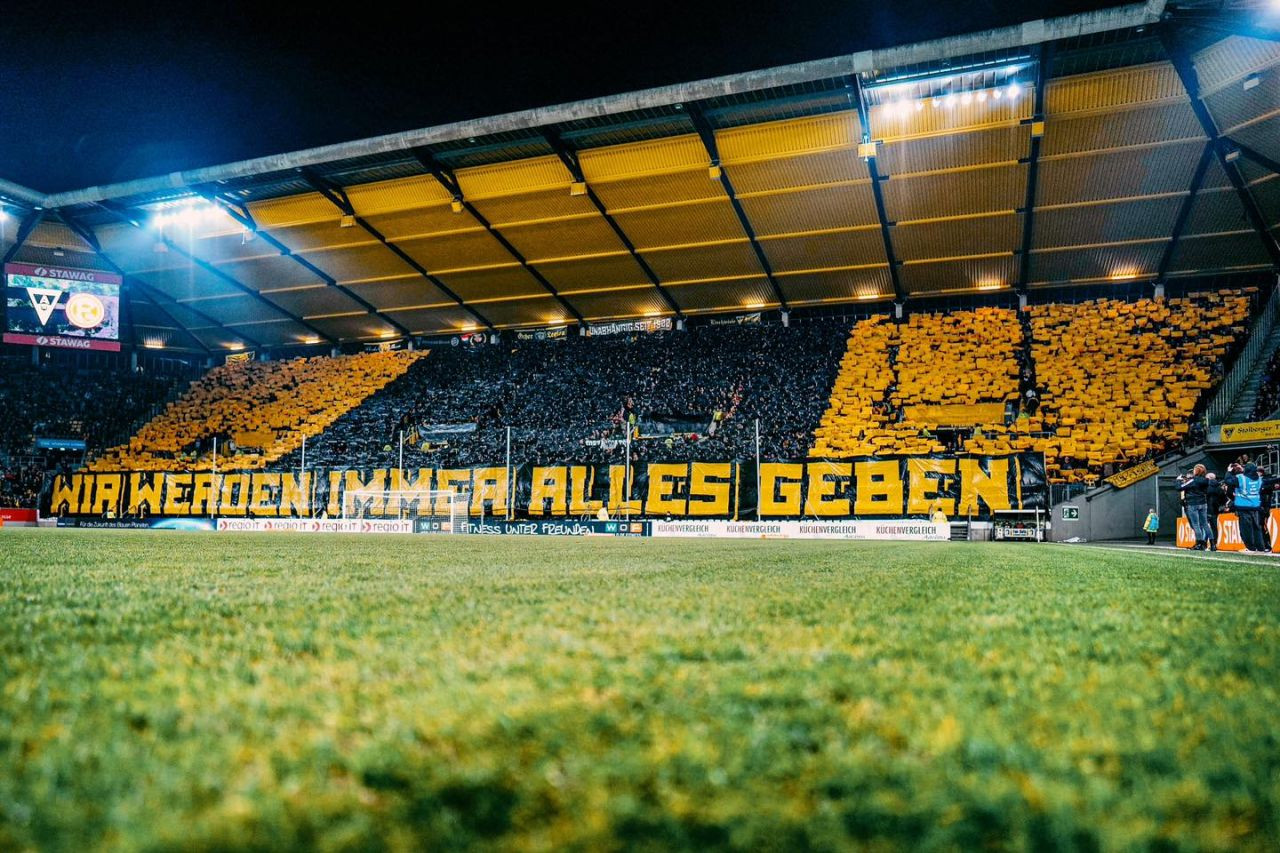 Un club din liga a patra germană a jucat cu peste 30.000 de spectatori toate meciurile de pe teren propriu!