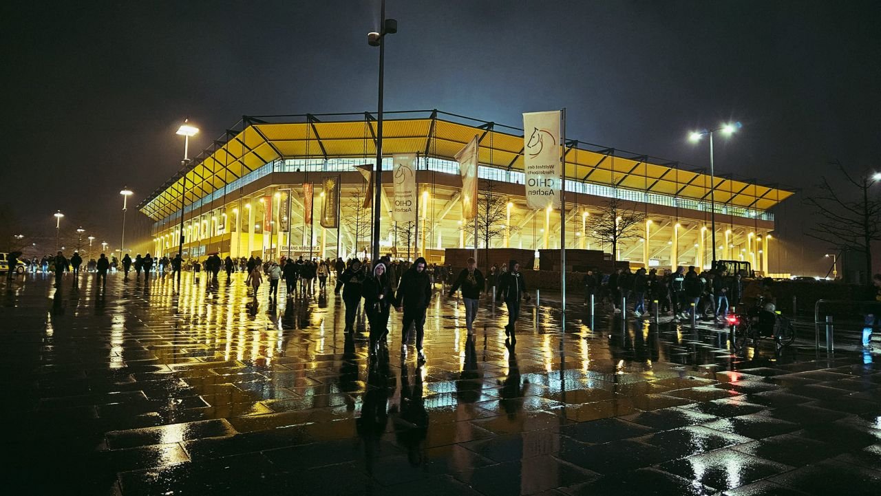 Un club din liga a patra germană a jucat cu peste 30.000 de spectatori toate meciurile de pe teren propriu!_6