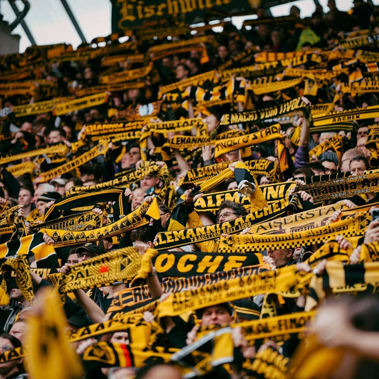 Un club din liga a patra germană a jucat cu peste 30.000 de spectatori toate meciurile de pe teren propriu!_7