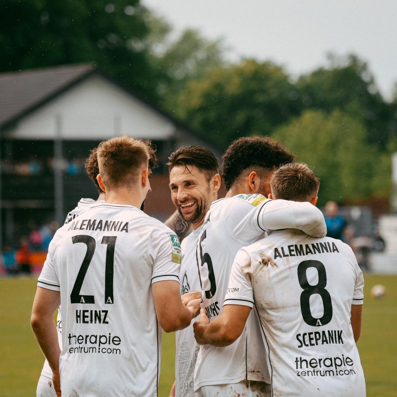 Un club din liga a patra germană a jucat cu peste 30.000 de spectatori toate meciurile de pe teren propriu!_9