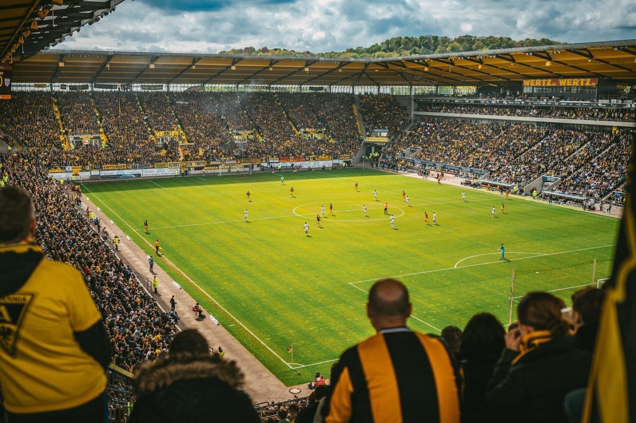 Un club din liga a patra germană a jucat cu peste 30.000 de spectatori toate meciurile de pe teren propriu!_11