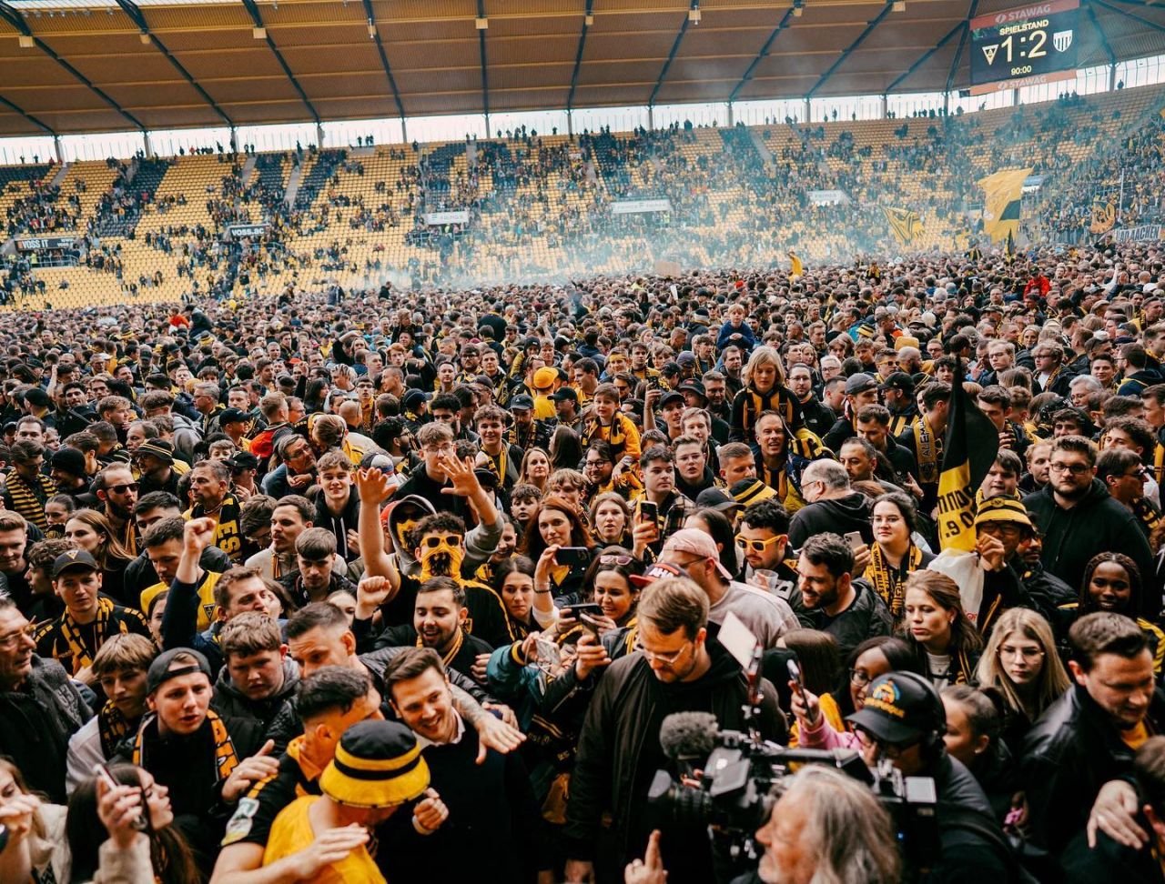Un club din liga a patra germană a jucat cu peste 30.000 de spectatori toate meciurile de pe teren propriu!_15