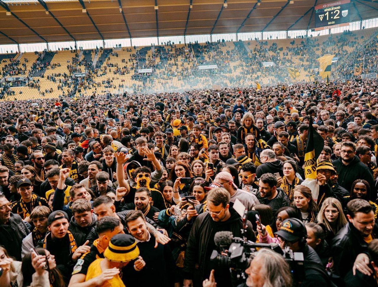Un club din liga a patra germană a jucat cu peste 30.000 de spectatori toate meciurile de pe teren propriu!_15