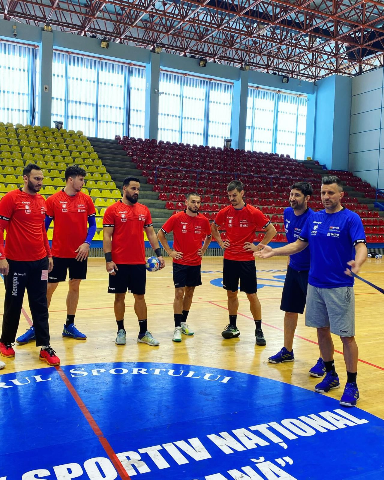 România - Cehia 31-30 (15-11). Victorie chinuită în prima manșă a play-off-ului pentru CM 2025. Tricolorii au avut avans de șapte goluri în actul secund_3