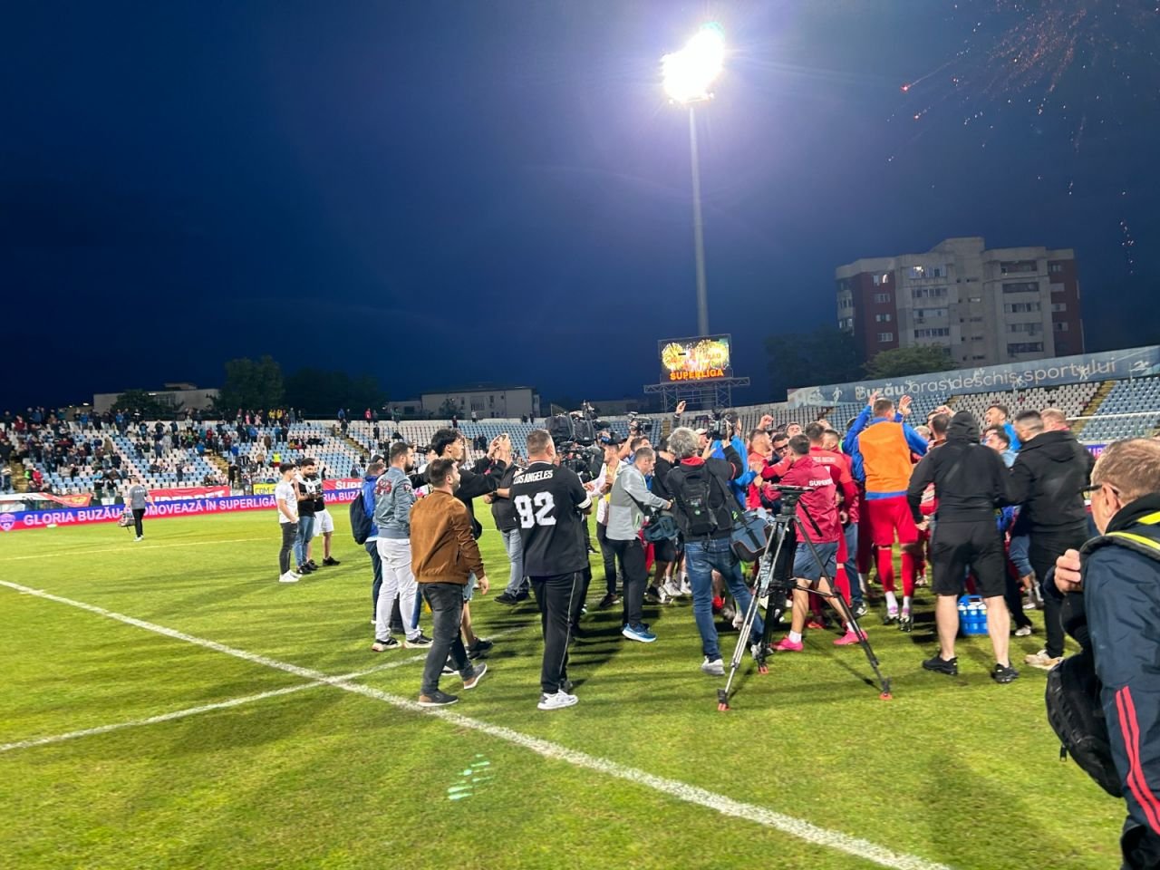 Sărbătoare la Buzău! Fotbaliștii s-au bucurat alături de fani în urma promovării istorice. Vali Dumitrache: ”Am muncit un an pentru asta”_2