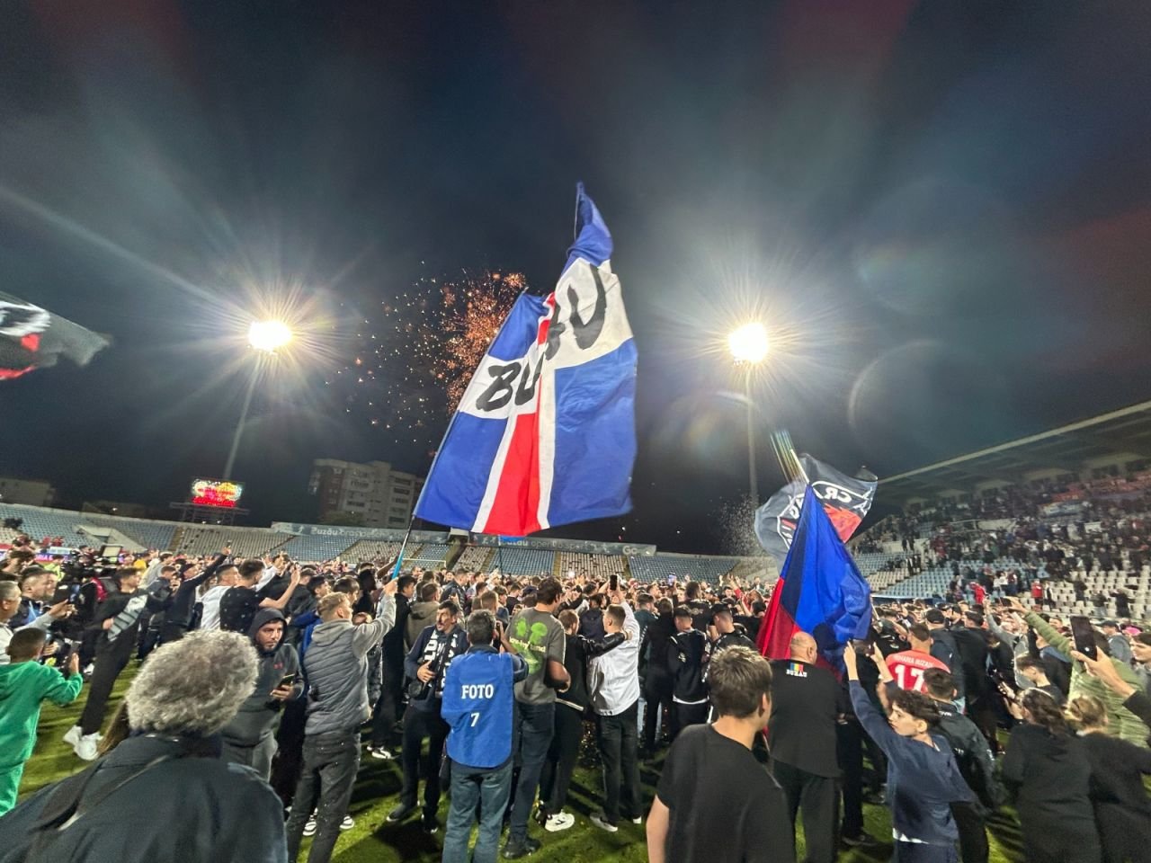 Sărbătoare la Buzău! Fotbaliștii s-au bucurat alături de fani în urma promovării istorice. Vali Dumitrache: ”Am muncit un an pentru asta”_3