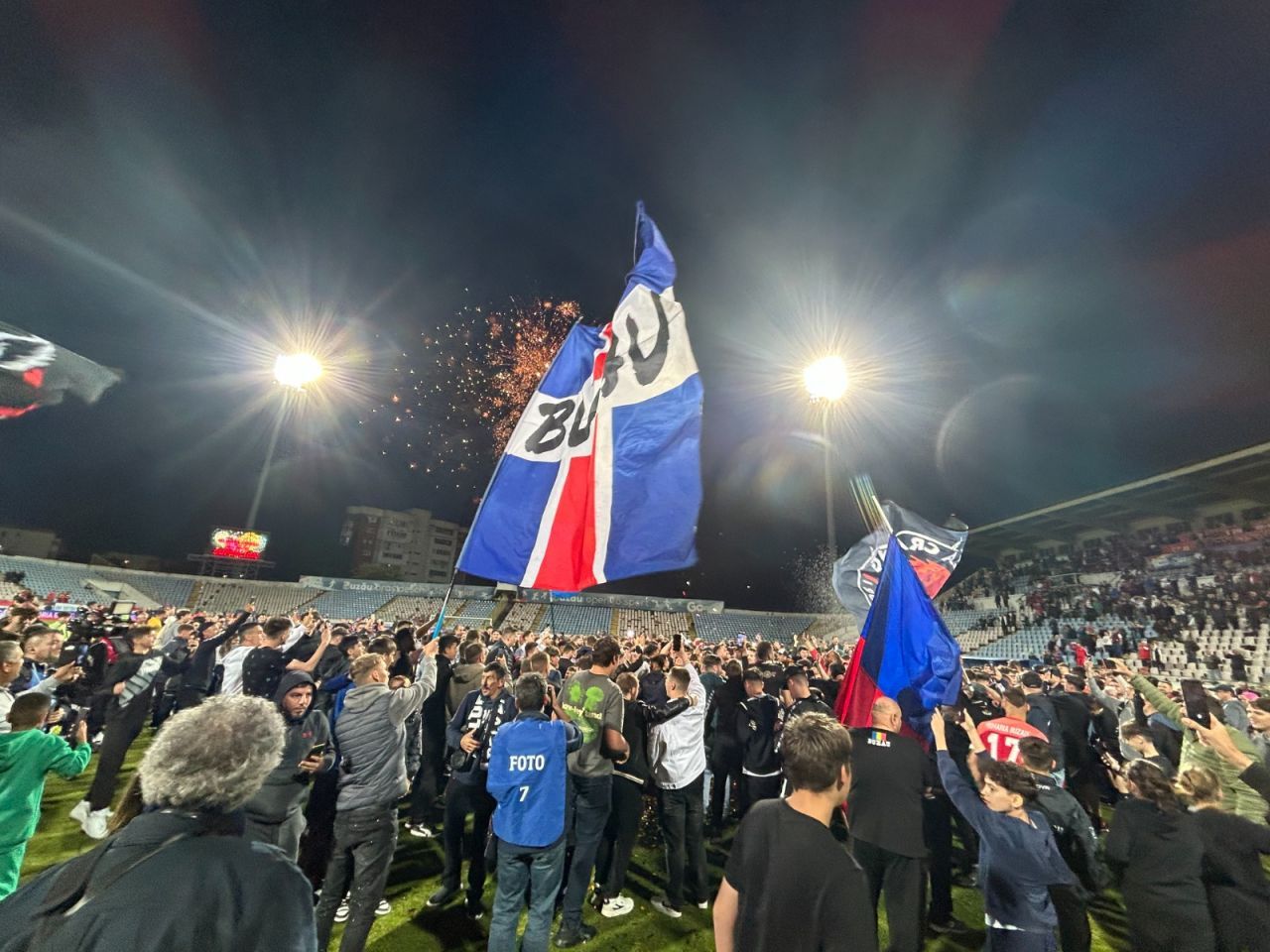 Sărbătoare la Buzău! Fotbaliștii s-au bucurat alături de fani în urma promovării istorice. Vali Dumitrache: ”Am muncit un an pentru asta”_3