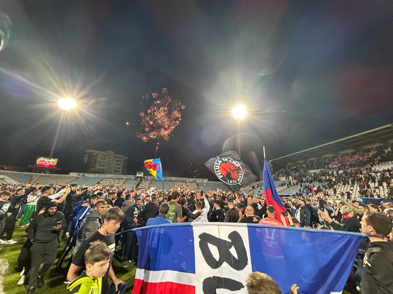 Sărbătoare la Buzău! Fotbaliștii s-au bucurat alături de fani în urma promovării istorice. Vali Dumitrache: ”Am muncit un an pentru asta”_4