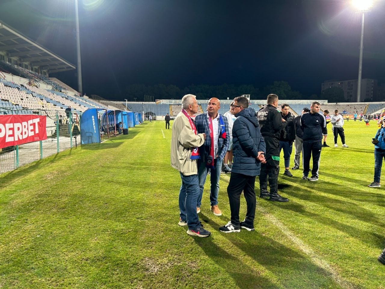 Sărbătoare la Buzău! Fotbaliștii s-au bucurat alături de fani în urma promovării istorice. Vali Dumitrache: ”Am muncit un an pentru asta”_6