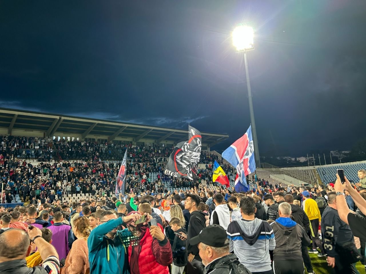 Sărbătoare la Buzău! Fotbaliștii s-au bucurat alături de fani în urma promovării istorice. Vali Dumitrache: ”Am muncit un an pentru asta”_7