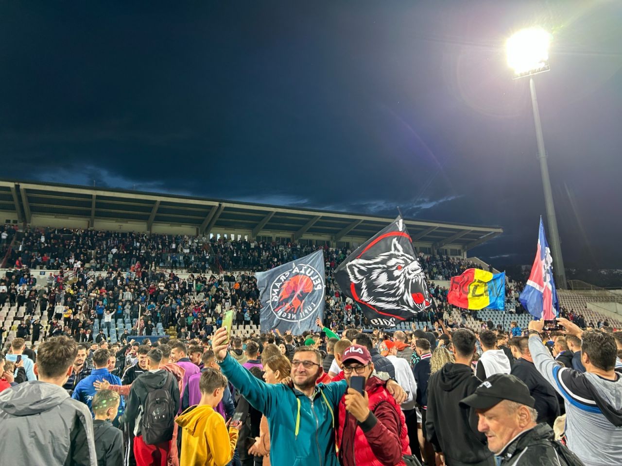Sărbătoare la Buzău! Fotbaliștii s-au bucurat alături de fani în urma promovării istorice. Vali Dumitrache: ”Am muncit un an pentru asta”_8